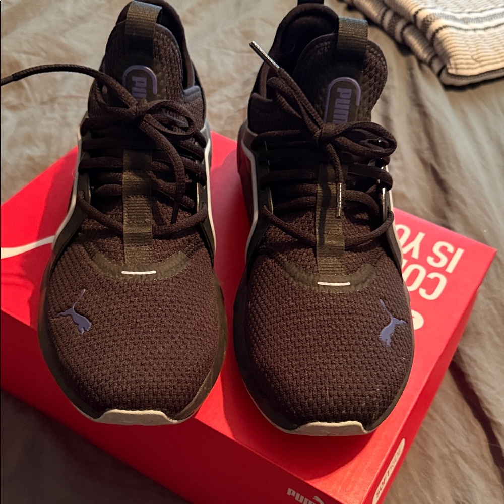 Puma women’s Black Sneakers